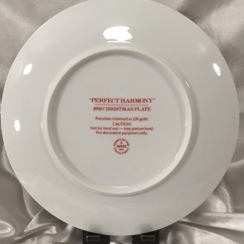 VINTAGE Christmas Plate “Perfect Harmony” 1991 Porcelain with Gold Trim 8” - Picture 3 of 5